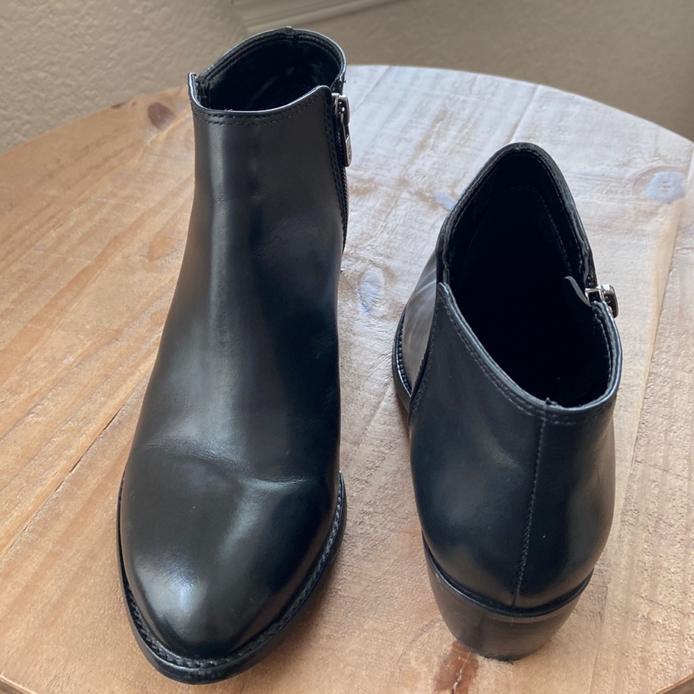 Antonio Melani size 7.5 M black leather upper block hill ankle boots